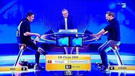 Max Kruse (l.) von Union Berlin zog bei der Fußballfrage in der TV-Show "Schlag den Star" gegen Moderator Steven Gätjen den Kürzeren