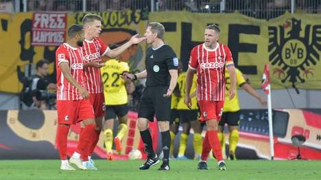 Der SC Freiburg protestierte vergeblich - aber das Tor zum 3:1 des BVB hätte nicht zählen dürfen