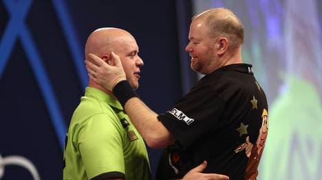 Das Duell zwischen Raymond van Barneveld (r.) und Michael van Gerwen steht im Mittelpunkt des 9. Spieltags