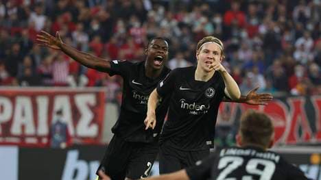 Jens Petter Hauge (r.) und Evan Ndicka beginnen bei Frankfurt 