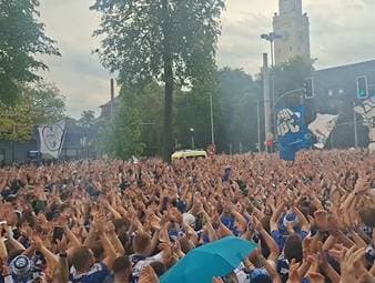 Schalke 04 steht kurz vor der Rückkehr in die Bundesliga. Im Spiel gegen Fortuna Düsseldorf können die Knappen den Aufstieg perfekt machen und den letzten Schritt zurück ins Oberhaus gehen. Schon vor dem Anpfiff sorgen die Anhänger von Schalke 04 für ausgelassene Stimmung und feiern die mögliche Bundesliga-Rückkehr.