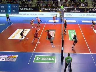 Nationalspielerin Lara Berger dominiert in der Partie gegen die Ladies in Black Aachen. Ihr Angriffsball ist trotz des Blocks der Aachener nicht zu stoppen. Dresden gewinnt souverän gegen den direkten Konkurrenten. 