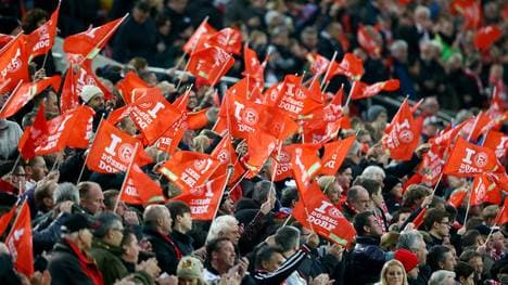 Fans von Fortuna Düsseldorf unterstützen das Team gegen die SpVgg Greuther Fürth