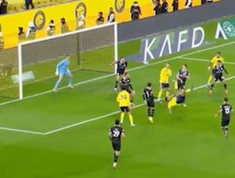 Kingsley Coman trifft für Al Nassr sehenswert per Fallrückzieher. Eines der schönsten Tore in der Karriere des Ex-Bayern-Stars lässt selbst Cristiano Ronaldo staunend zurück. 