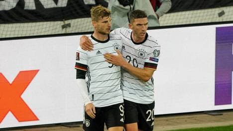 Robin Gosens (r.) ist zum ersten Mal Vater geworden