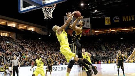 Alex King von ALBA Berlin gegen Jason Boone von MHP Riesen Ludwigsburg