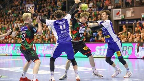 Umkämpftes Duell in Magdeburg: Gisli Kristjansson (Ball)