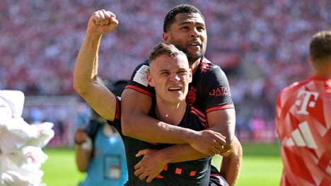 Serge Gnabry auf dem Rücken von Joshua Kimmich