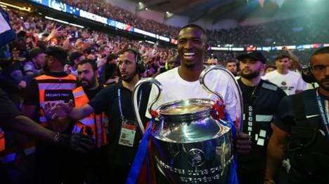 Willian Pacho feiert den Champions-League-Titel