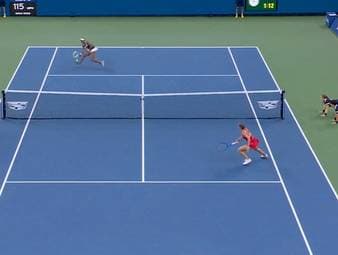 Marta Kostyuk bucht souverän die nächste Runde, aber den spektakulärsten Ballwechsel der Partie entscheidet Sloane Stephens für sich.