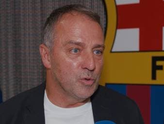 Nun ist es offiziell: Hansi Flick hat seinen Vertrag beim FC Barcelona bis 2028 verlängert. Der Trainer zeigt sich "hungrig" auf weitere Titel und schielt dabei vor allem auf den Gewinn der Champions League.