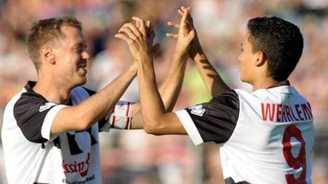 Sebastian Vettel (l.) bejubelt den Treffer von Pascal Wehrlein