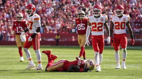 Wide Receiver Brandon Aiyuk (liegend) hat sich schwer verletzt