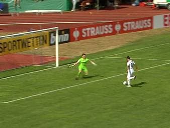 Der 1. FC Heidenheim müht sich lange, wird dann aber gegen den FV Illertissen seiner Favoritenrolle gerecht. Tim Kleindienst leistet sich einen Mega-Fehlschuss.