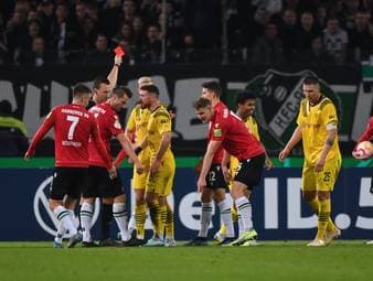 Der BVB zittert sich beim Zweitligisten Hannover 96 in die nächste Pokalrunde. Matchwinner Gregor Kobel macht seinen Fehler wieder gut.