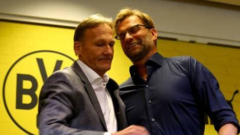 Hans-Joachim Watzke (l.) verabschiedet Jürgen Klopp beim BVB