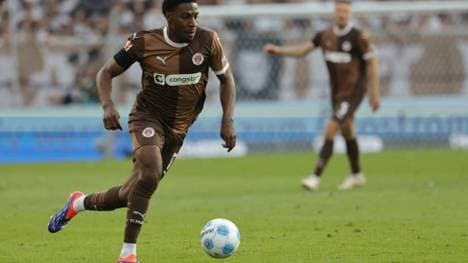 Oladapo Afolayan im Trikot vom FC St. Pauli 2024