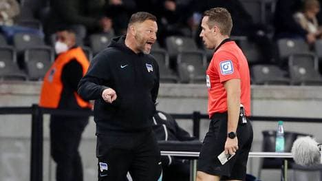 Pál Dárdai (l.) redete wütend auf Schiedsrichter Tobias Stieler ein