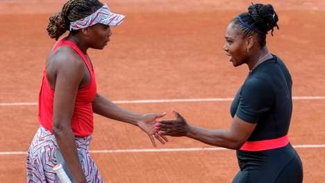 Venus (l.) und Serena Williams starten in Paris auch im Doppel