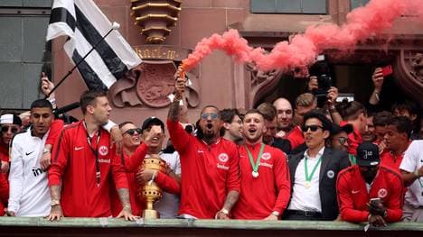 Kevin-Prince Boateng zündete bei der Pokalfeier ein bengalisches Feuer an