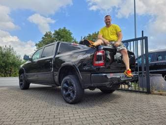 Wenn es etwas gibt, dass Big Boss Enrico magisch anzieht, dann sind es gescheiterte Tuning-Projekte. Bei Verkäufer John schaut er sich in dieser Folge einen Golf 6R an, der seit Jahren keinen Ton mehr von sich gegeben hat. Auf dem Hof wird derweil jedes Auto gestartet. Denn über die Monate, in denen Enricos Frau Lisa in Mutterschutz war, hat niemand an die vorgeschriebene Parkordnung gedacht. Dabei muss auch der fast 50 Jahre alte Ural Militär-Truck gestartet werden. Es sieht nicht so aus als würde das was werden...