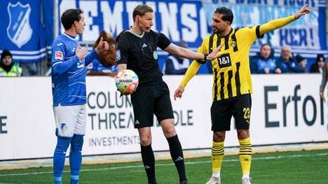 Nach der umstrittenen VAR-Szene ging es für alle überraschend mit einem Schiedsrichterball weiter