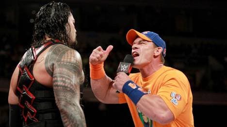 John Cena (r.) zerlegte Roman Reigns am WWE-Mikrofon