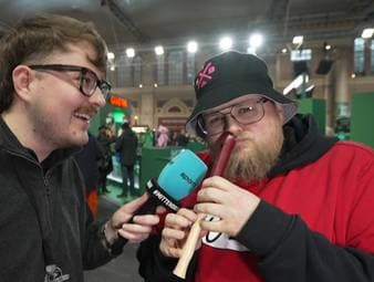 Ein Fan verzaubert SPORT1-Reporter Nico Kaufmann mit einem kuriosen Talent - und schickt dabei auch musikalische Grüße an SPORT1-Experte Max Hopp.