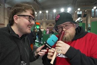 Sensationell! Fan spielt Darts-Songs auf der Nasenflöte