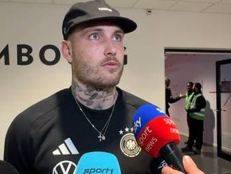 Die deutsche Nationalmannschaft müht sich gegen Luxemburg ab, kann aber einen 2:0 Sieg einfahren. Der verletze Joshua Kimmich war trotz allem mit dabei und gibt motivierende Worte, die Mitspieler David Raum aber nicht komplett preisgibt. 