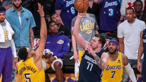 Luka Doncic (am Ball) zeigte gegen die Los Angeles Lakers eine Gala