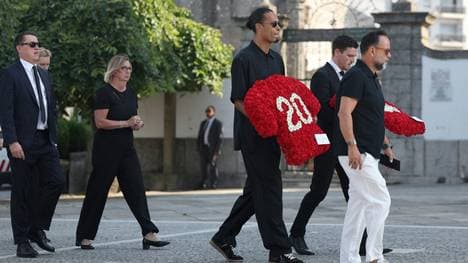 Trauer um Diogo Jota: Reds-Kapitän Virgil van Dijk (M.)