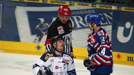 MANNHEIM, GERMANY - JANUARY 26: Sandro Schoenberger (L) of Straubing and Steven Wagner of Mannheim react during the DEL match between Adler Mannheim and Straubing Tigers at SAP Arena on January 26, 2014 in Mannheim, Germany.  (Photo by Alex Grimm/Bongarts/Getty Images)