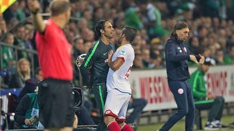 Werders Neu-Coach Alexander Nouri will den Ball dem Mainzer Donati nicht zum Einwurf hergeben und kassiert eine Ermahnung