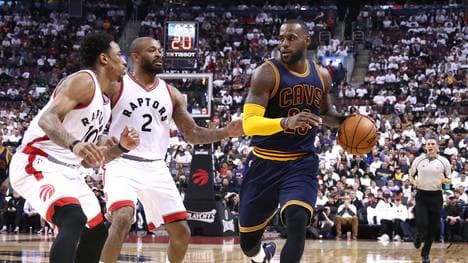 LeBron James (r.) war überragender Mann, DeMar DeRozan (l.) musste einstecken