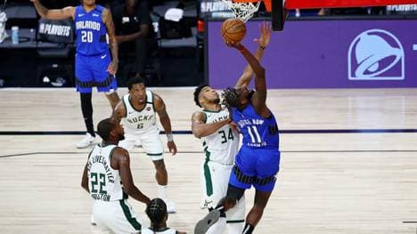 Die Milwaukee Bucks rund um Giannis Antetokounmpo (2.v.r.) mussten gegen die Orlando Magic eine Niederlage hinnehmen
