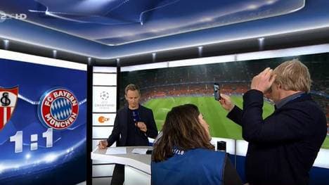 Oliver Kahn frisierte sich in der Halbzeit von Sevilla - Bayern vor laufender Kamera