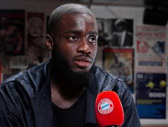 Dayot Upamecano verlängert beim FC Bayern bis 2030 und erklärt nun am Mikrofon seine Gründe für die Verlängerung. 