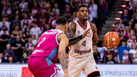 Xavier Rathan-Mayes (r.) führt den FC Bayern ins Finale der BBL-Playoffs