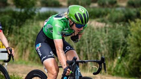 Lorena Wiebes kam nach einem Sturz erst mit mehreren Minuten Rückstand ins Ziel