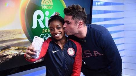 Simone Biles und Zac Efron