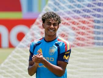 Vor dem WM-Viertelfinale gegen Belgien schwärmt Spaniens Mikel Merino von Lamine Yamal. Der Teenager bewahrt vor großen Spielen stets die Ruhe und holt sich diese bevorzugt beim Schlafen.