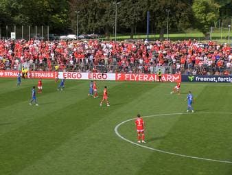 Beim Pokalspiel zwischen dem RSV Eintracht und dem 1. FC Kaiserslautern hat Stadionsprecher Matthias Killing plötzlich etwas Wichtiges zu verkünden. Und bekommt lautstarke Unterstützung.