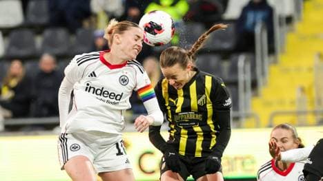 Laura Freigang (l.) hadert nach der Halbfinale-Pleite von Eintracht Frankfurt