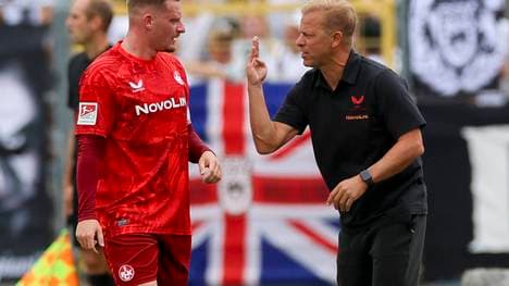 Kaiserslauterns Trainer Markus Anfang gibt Marlon Ritter Anweisungen