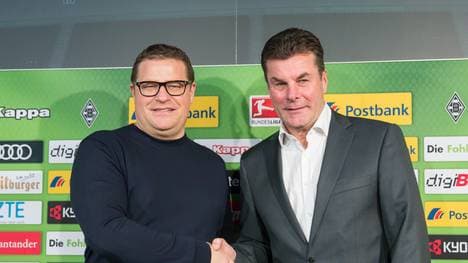 Max Eberl (l.) spricht Trainer Dieter Hecking das Vertrauen aus