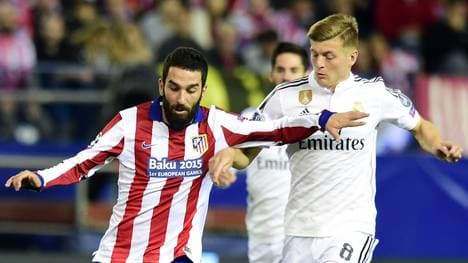 Toni Kroos von Real Madrid im Zweikampf mit Arda Turan von Atletico Madrid