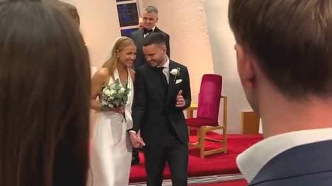 Das glückliche Paar beim Empfang in der Kirche