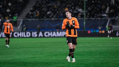 Gotscholeischwili im November 2023 auf dem HSV-Rasen