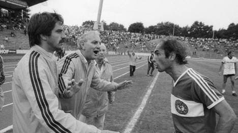 Nach einem ungeahndeten Foul vom Karlsruher Emanuel Günther will der Kölner Johannes Linßen (r.) auf den Karlsruher Präsidenten Roland Schmider losgehen